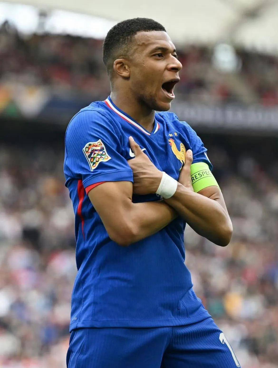 姆巴佩焦点对战,德约科维奇与40激战法国队分钟,出色防守胜负难料!观众掌声雷动 姆巴佩焦点对战,德约科维奇与40激战法国队分钟,出色防守胜负难料!观众掌声雷动