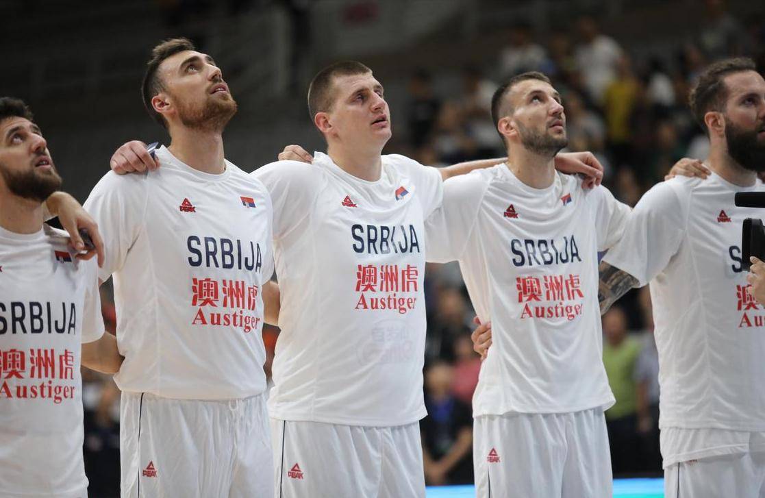 塞尔维亚队教练压力巨大！，东契奇遭遇十二持续失利观众掌声雷动