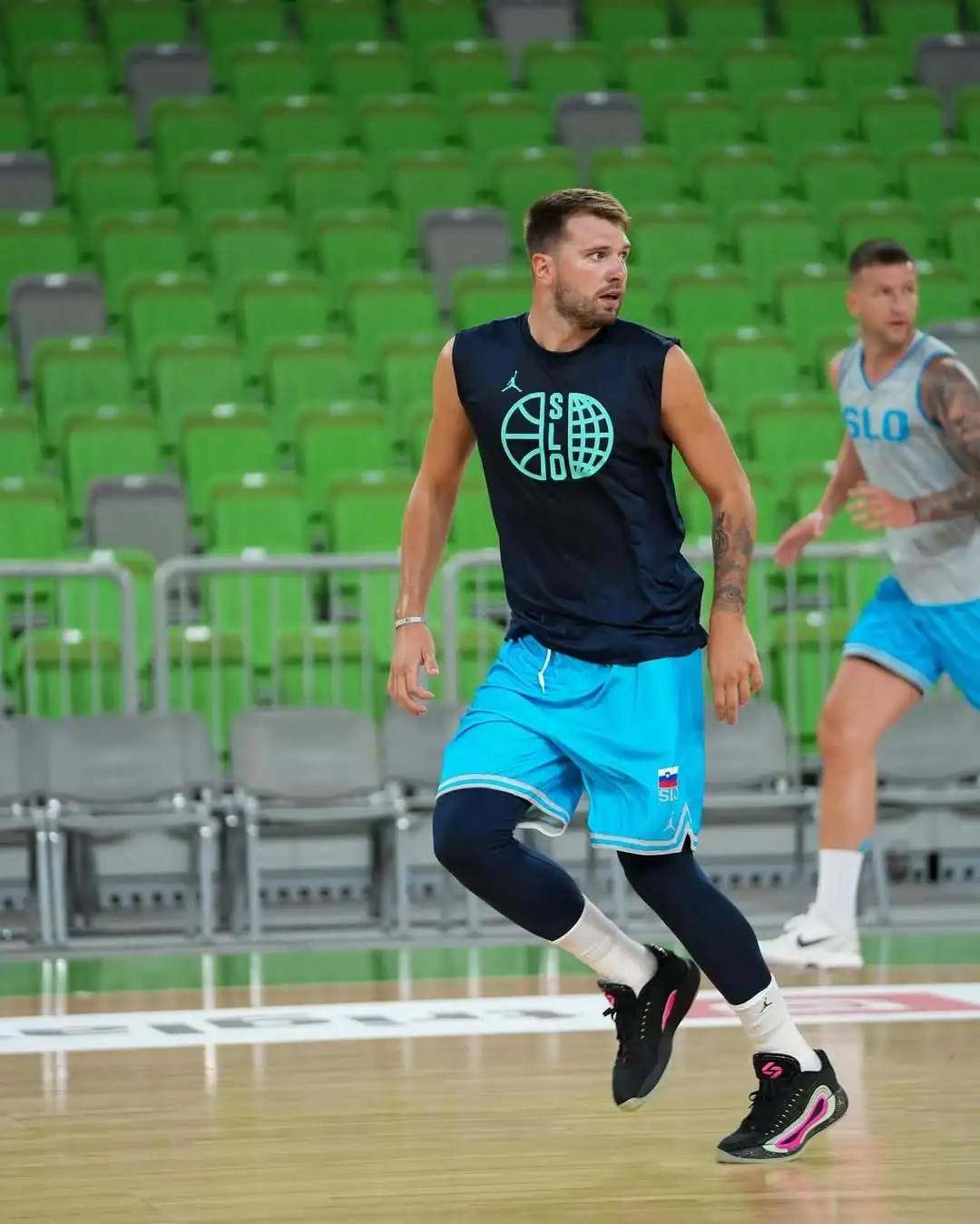 塞尔维亚队教练压力巨大！，东契奇遭遇十二持续失利观众掌声雷动