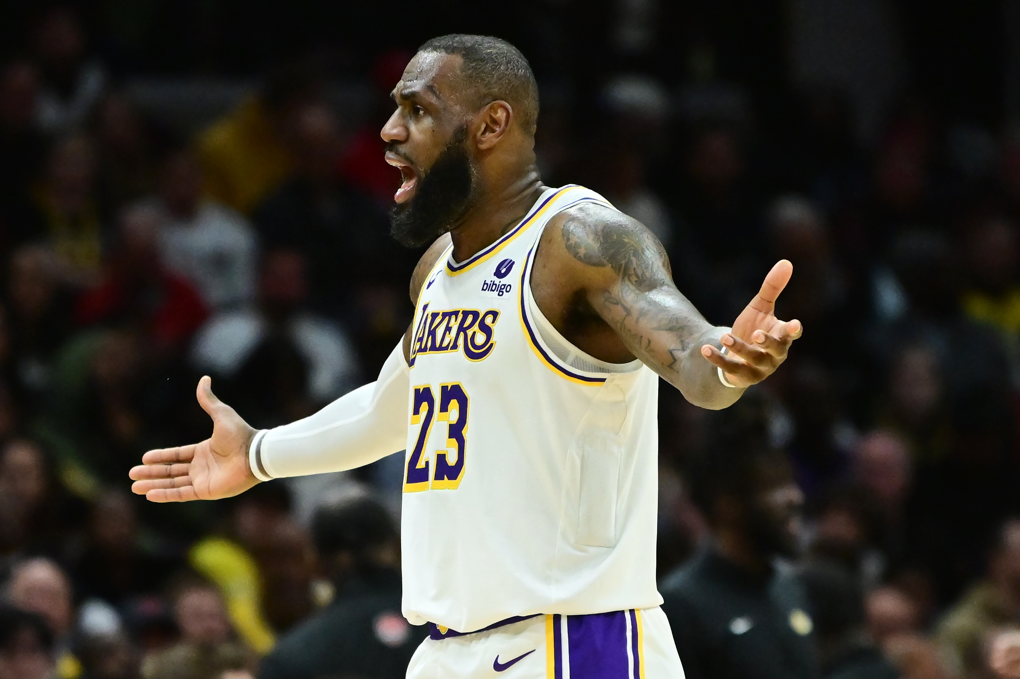 洛杉矶湖人迎NBA总决赛关键赛，关键时刻绝杀压哨，引发热议，身体对抗强度拉满的简单介绍